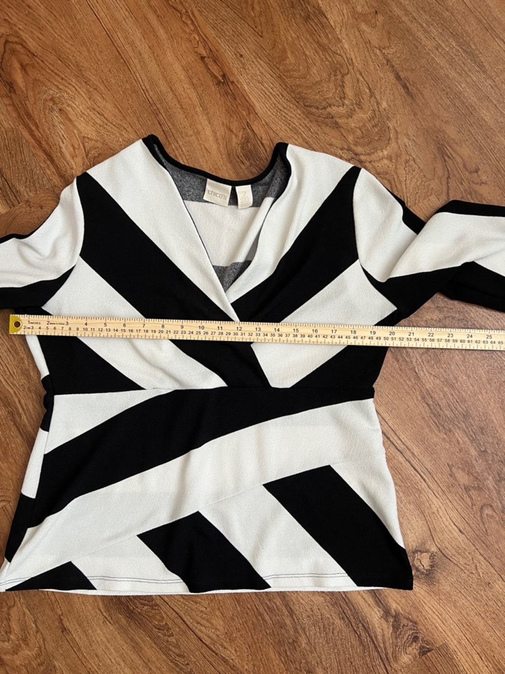Chico’s size 2 (Large) Black White Chevron Wrap Top 3/4 Sleeve Blouse - Picture 6 of 6